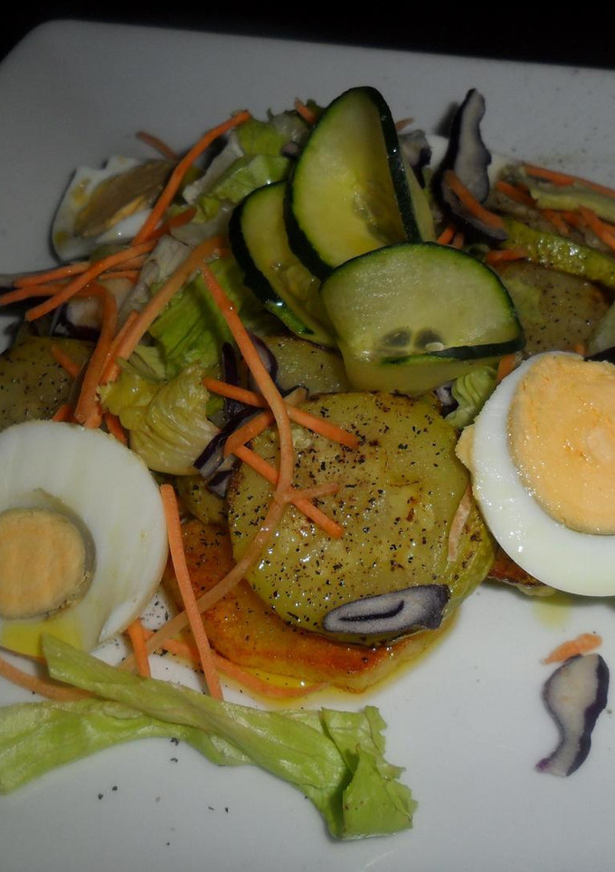Una foto de Huevos y verduras sobre colchón de patatas salteadas