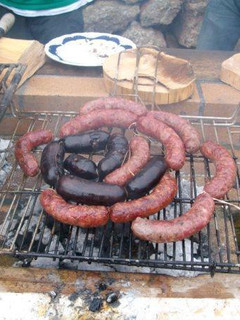 Una foto de Choripán con salsa chimichurri