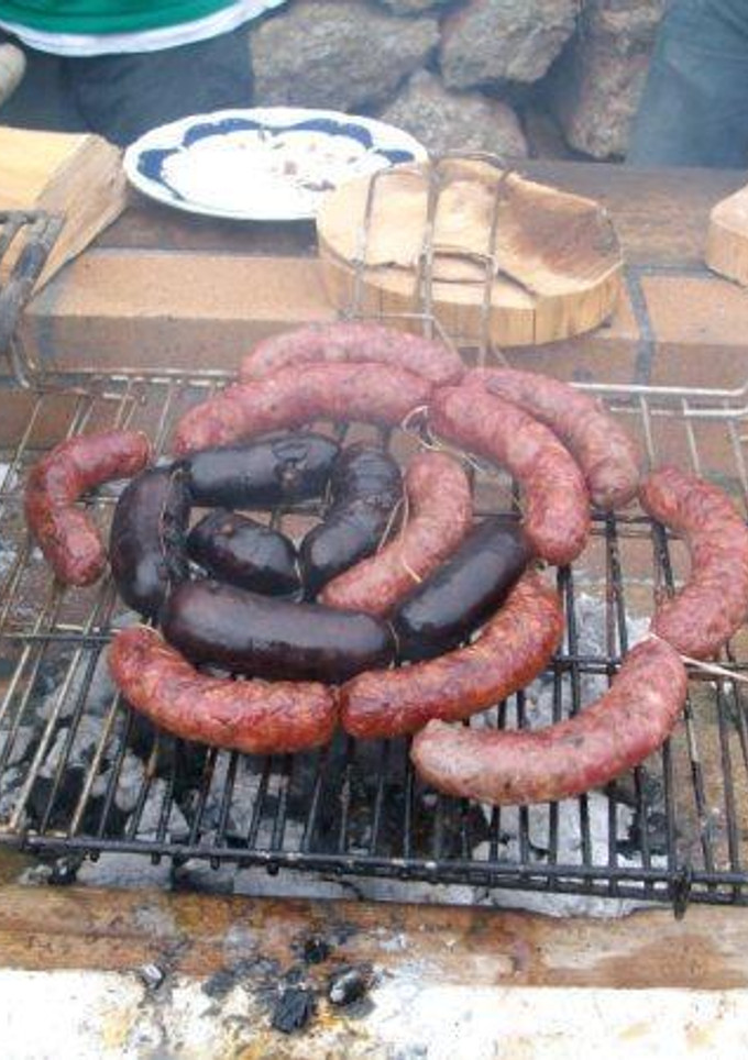 Una foto de Choripán con salsa chimichurri