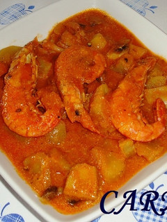 Una foto de Sepia y gambas con patatas y champiñones