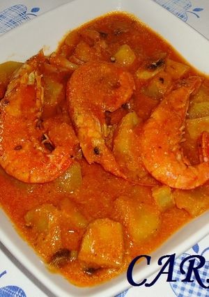 Una foto de Sepia y gambas con patatas y champiñones