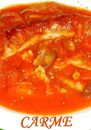 Una foto de Butifarra con setas variadas en salsa de tomate