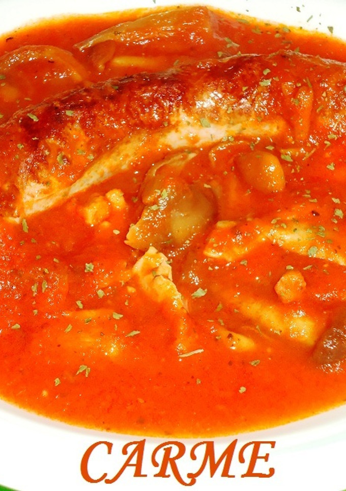 Una foto de Butifarra con setas variadas en salsa de tomate