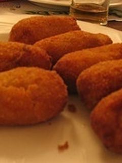 Una foto de Croquetas caseras de jamón y pollo
