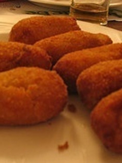 Una foto de Croquetas caseras de jamón y pollo