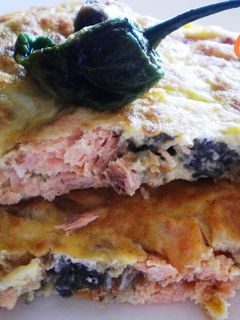 Una foto de Tortilla de salmón y pimientos de padrón