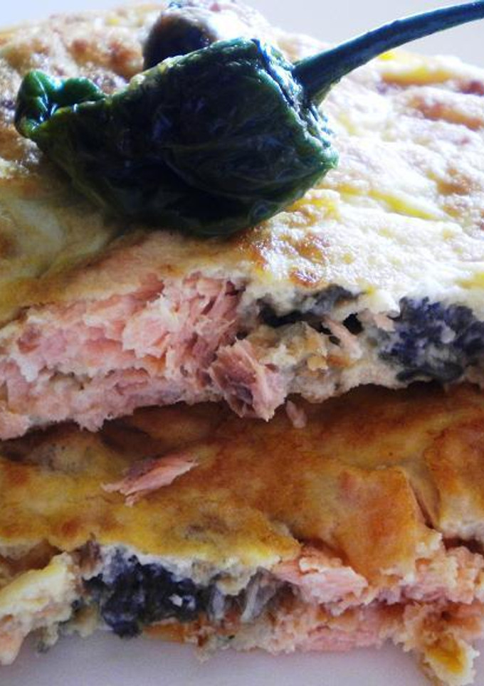Una foto de Tortilla de salmón y pimientos de padrón