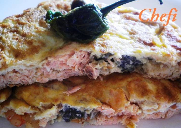 Tortilla de salmón y pimientos de padrón