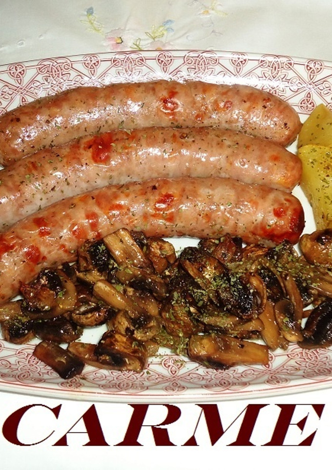 Una foto de Butifarras al horno con champiñones y patatas