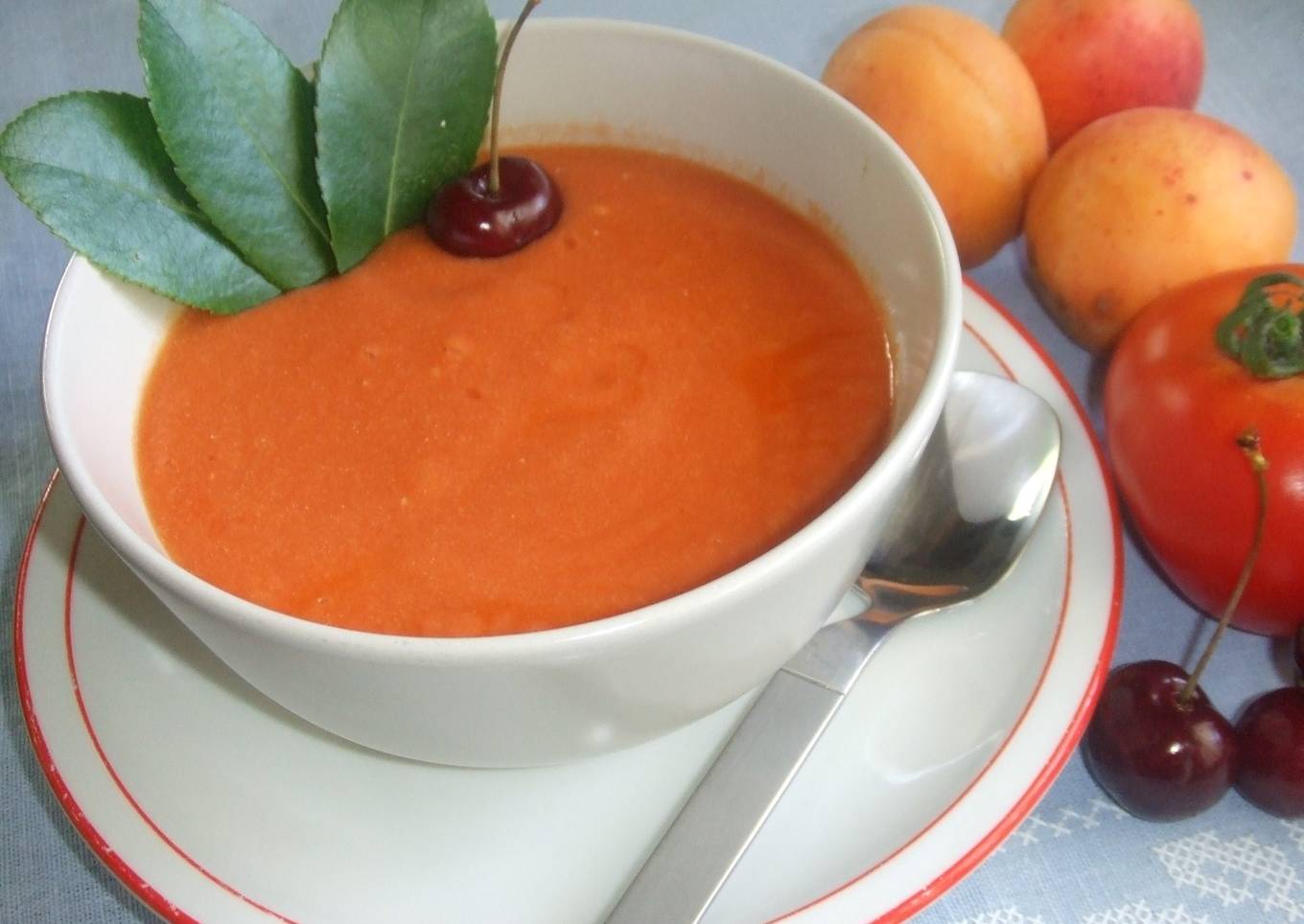 Sopita fría de cerezas, tomates y aguacate