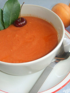 Una foto de Sopita fría de cerezas, tomates y aguacate