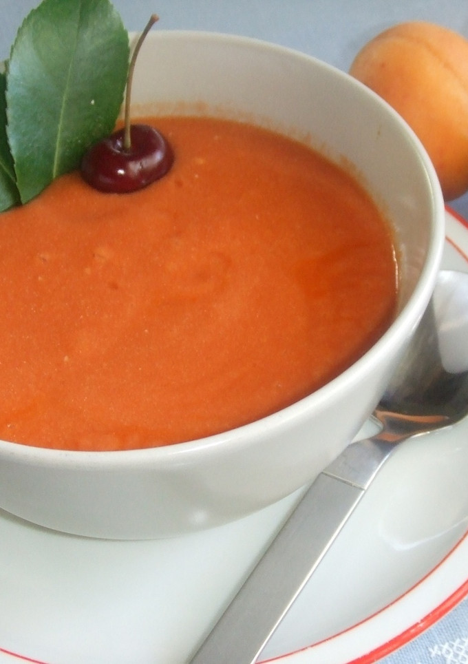 Una foto de Sopita fría de cerezas, tomates y aguacate
