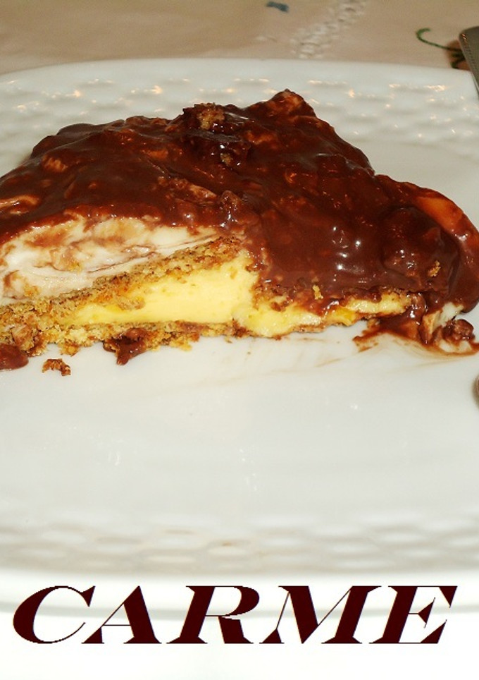 Una foto de Pastel fresco de tres colores y sabores