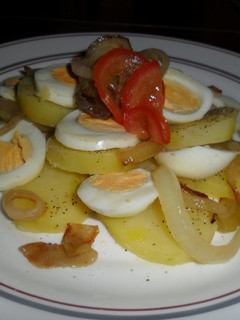 Una foto de Ensalada escalonada de patatas y huevos