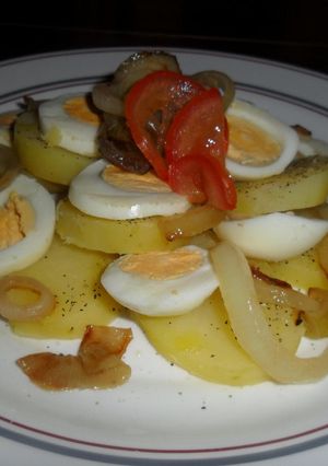 Una foto de Ensalada escalonada de patatas y huevos