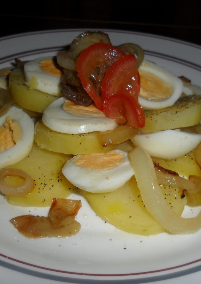 Una foto de Ensalada escalonada de patatas y huevos