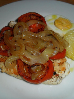 Una foto de Pollo a la plancha con orejones de tomate