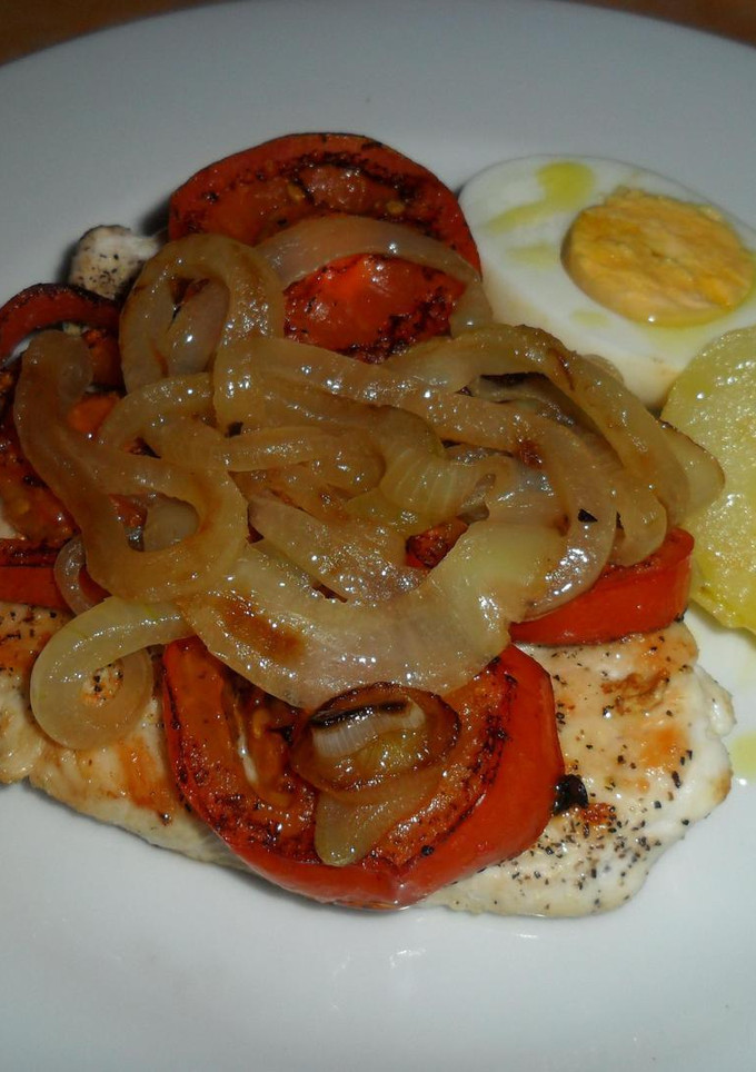 Una foto de Pollo a la plancha con orejones de tomate