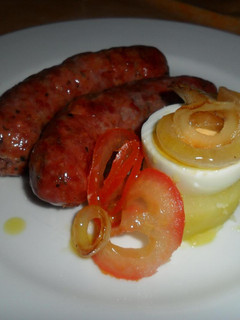 Una foto de Chorizos criollos con pirámide de patata y huevo