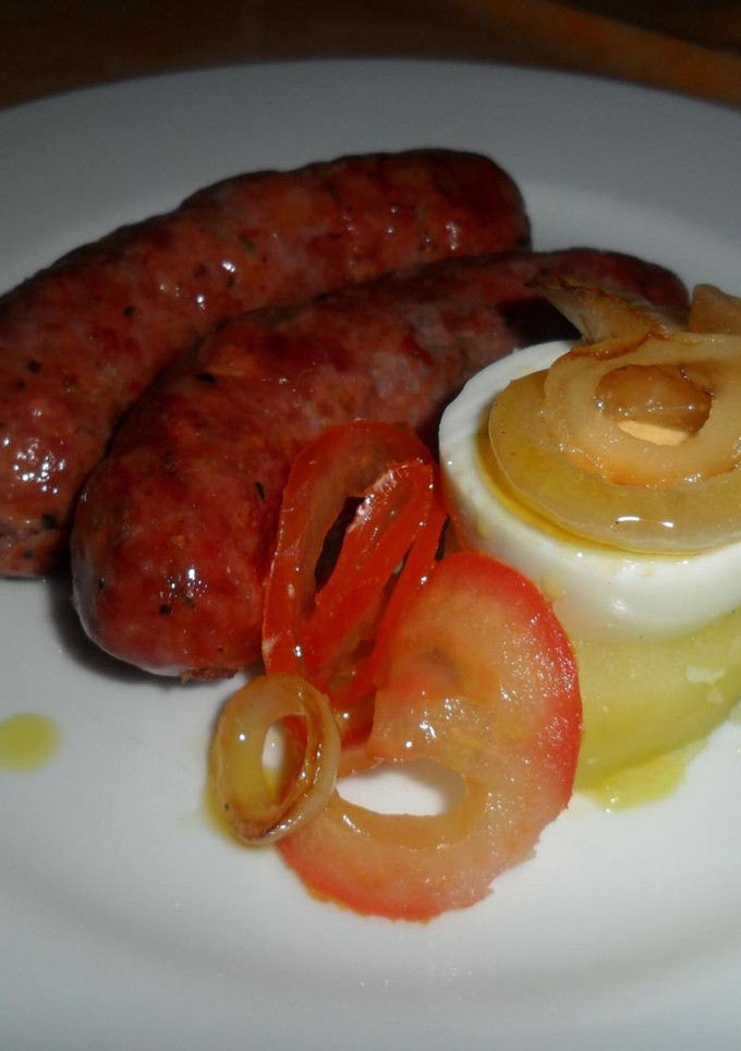 Una foto de Chorizos criollos con pirámide de patata y huevo