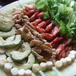 Ensalada de aguacates y pollo con salsa de morrones