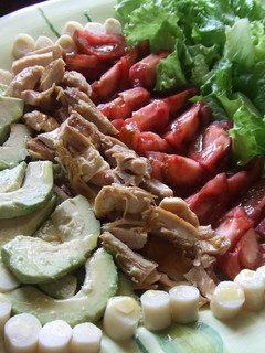Una foto de Ensalada de aguacates y pollo con salsa de morrones