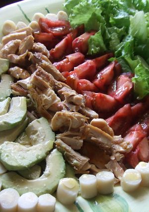 Una foto de Ensalada de aguacates y pollo con salsa de morrones