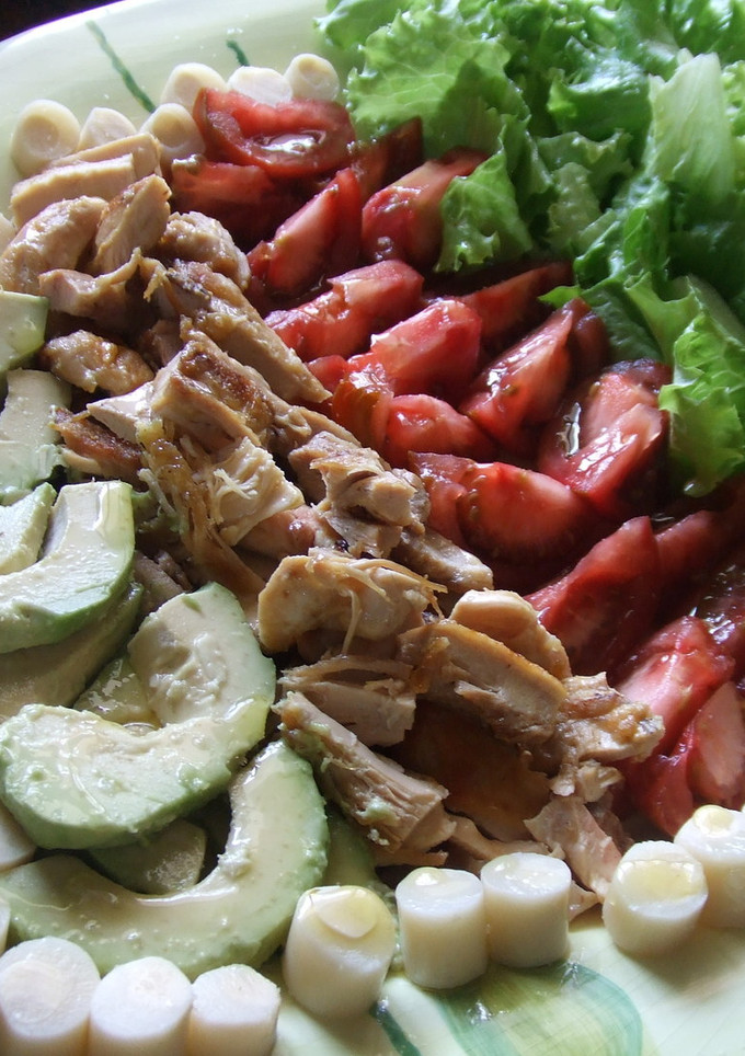 Una foto de Ensalada de aguacates y pollo con salsa de morrones