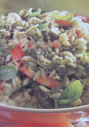 Una foto de Risotto verde con gambas y espárragos