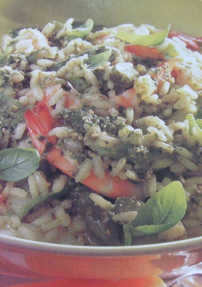 Una foto de Risotto verde con gambas y espárragos