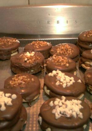 Una foto de Alfajores de chocolate fáciles