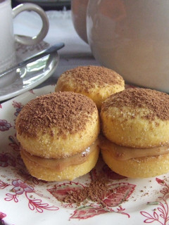 Una foto de Pastelitos (masitas) rellenos de crema de dulce de leche de mi mamá