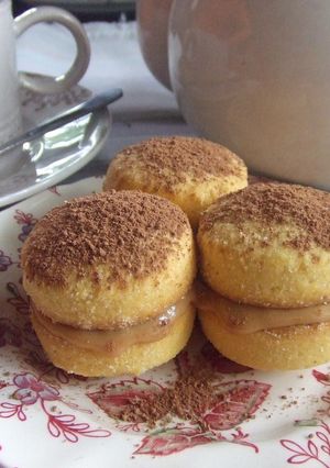 Una foto de Pastelitos (masitas) rellenos de crema de dulce de leche de mi mamá