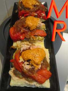 Una foto de Mil hojas de escalivada, cebolla caramelizada, atún y romesco