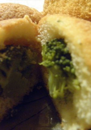 Una foto de Muffins salados con corazón de brócoli