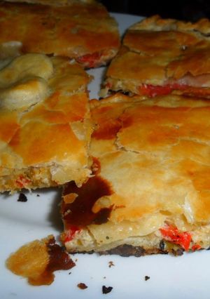 Una foto de Tarta jugosa de bonito con tomates al orégano