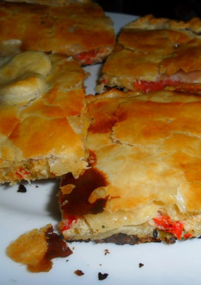 Una foto de Tarta jugosa de bonito con tomates al orégano
