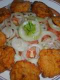 Buñuelos de cebolla con ensalada de tomates