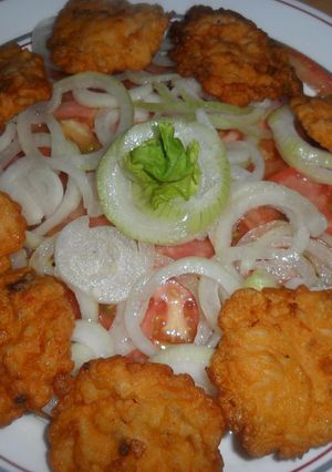 Una foto de Buñuelos de cebolla con ensalada de tomates