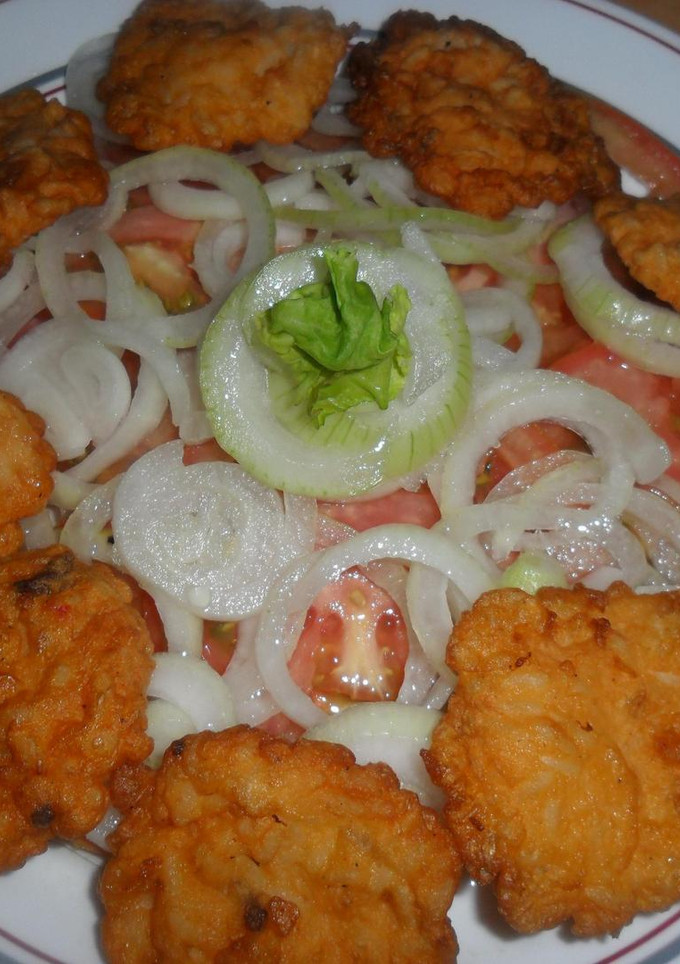 Una foto de Buñuelos de cebolla con ensalada de tomates