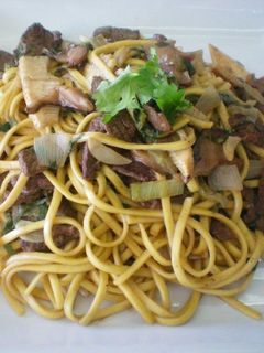 Una foto de Chaw mien de ternera pack choi shiitake y bambu