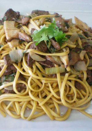 Una foto de Chaw mien de ternera pack choi shiitake y bambu