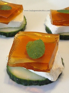 Una foto de Pepino, queso brie y gelatina de infusión de rooibos, canela y menta