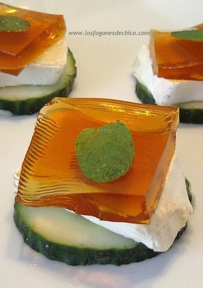 Una foto de Pepino, queso brie y gelatina de infusión de rooibos, canela y menta