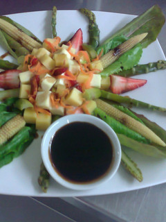 Una foto de Ensalada con quesos y fresas
