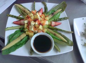 Una foto de Ensalada con quesos y fresas