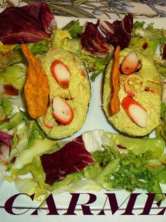 Una foto de Aguacates rellenos de surimi y hummus