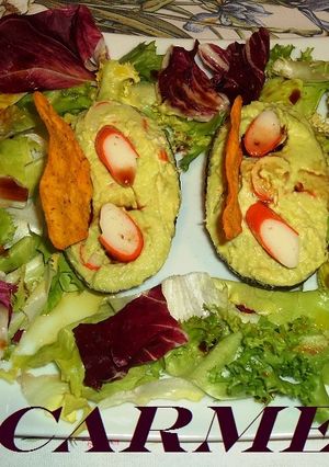 Una foto de Aguacates rellenos de surimi y hummus