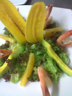 Una foto de Ensalada de langostinos y naranja