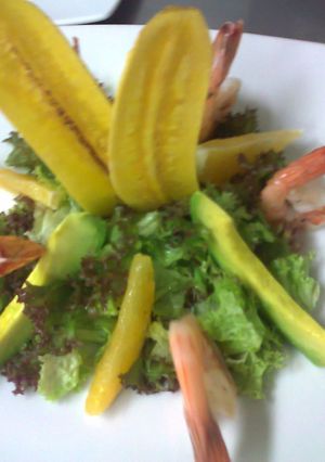 Una foto de Ensalada de langostinos y naranja